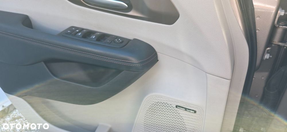 Chrysler Pacifica - 13
