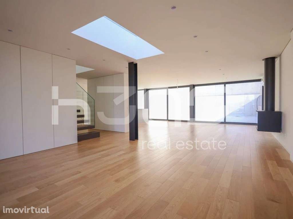 MORADIA COM EXCELENTES ACABAMENTOS E COM GARAGEM PARA DUAS VIATURAS - Grande imagem: 3/21