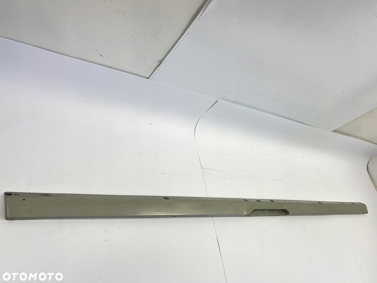 LISTWA DOLNA KLAPY POKRYWY BAGAŻNIKA MERCEDES W124 KOMBI 1247430393 85-89R - 2