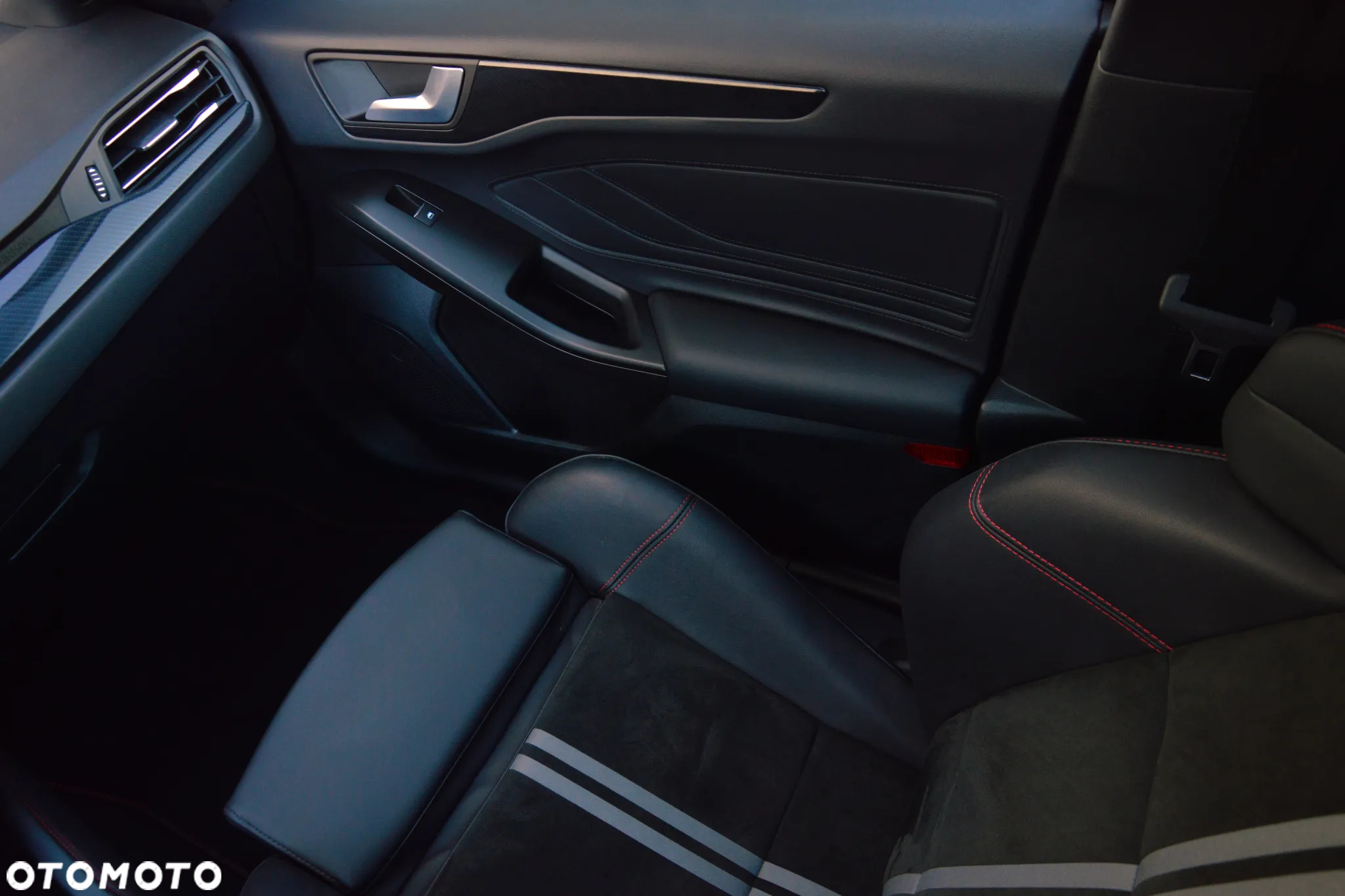 Ford Focus 2.3 EcoBoost ST X - 26