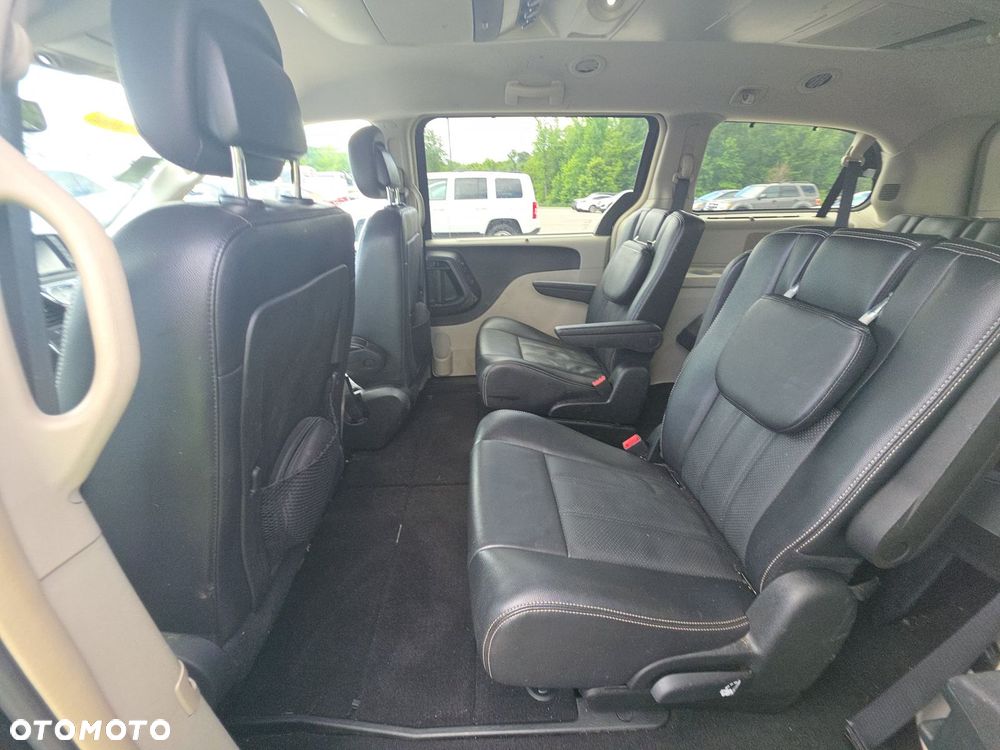 Chrysler Town & Country - 13