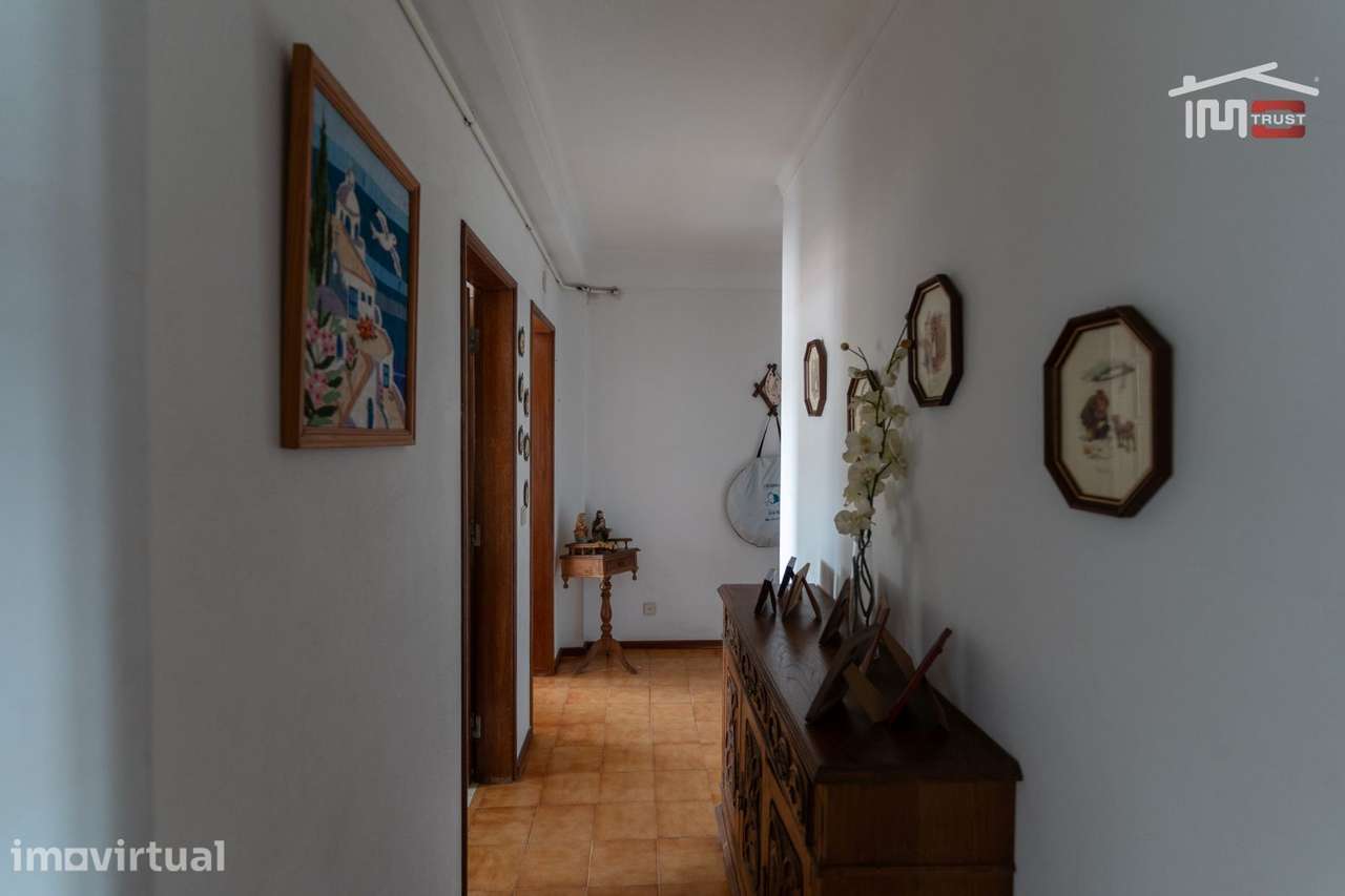 APARTAMENTO T2 COM ELEVADOR E PARQUEAMENTO NA CAVE VISTA MAR LATERA... - Grande imagem: 5/22