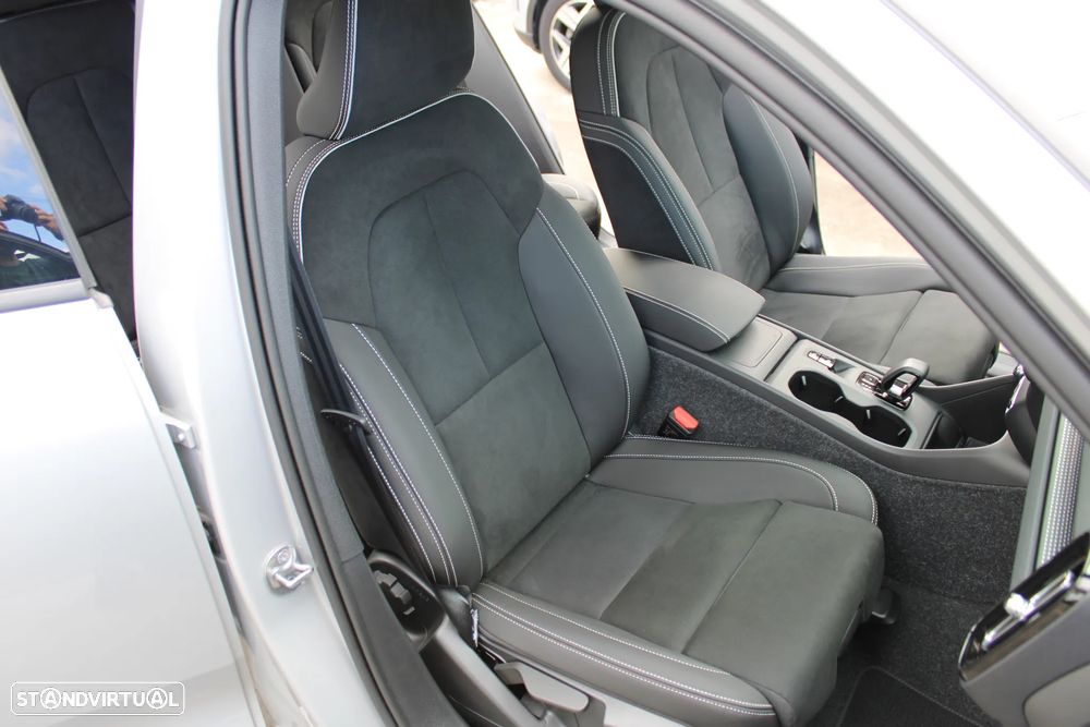 Volvo XC 40 1.5 T2 Plus Dark Auto - 38