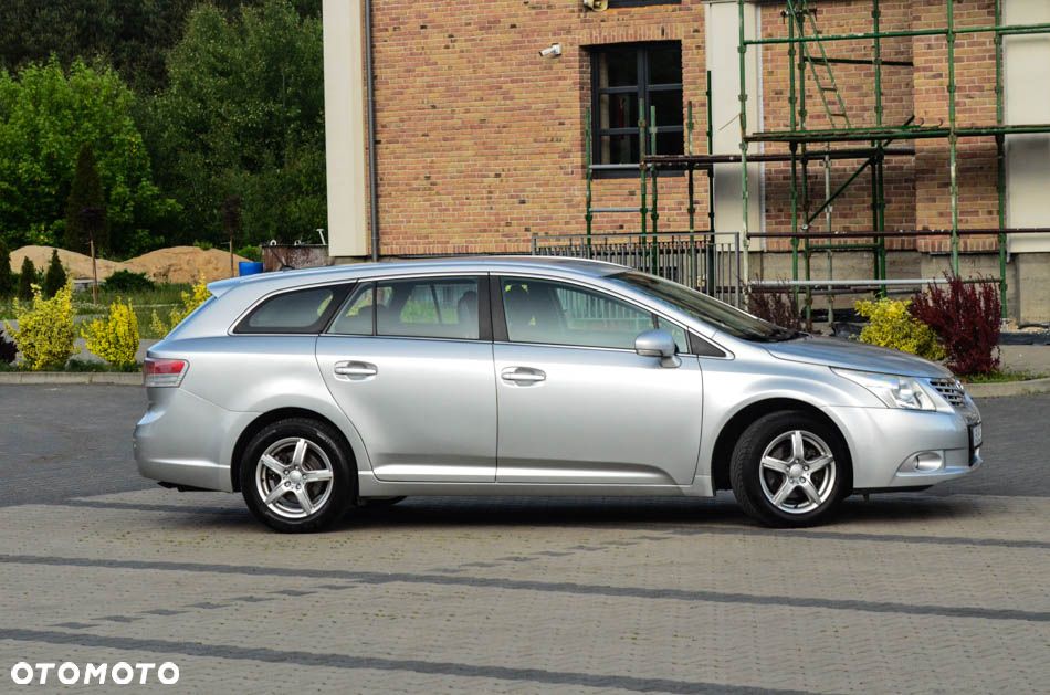 Toyota Avensis 1.8 Comfort - 24