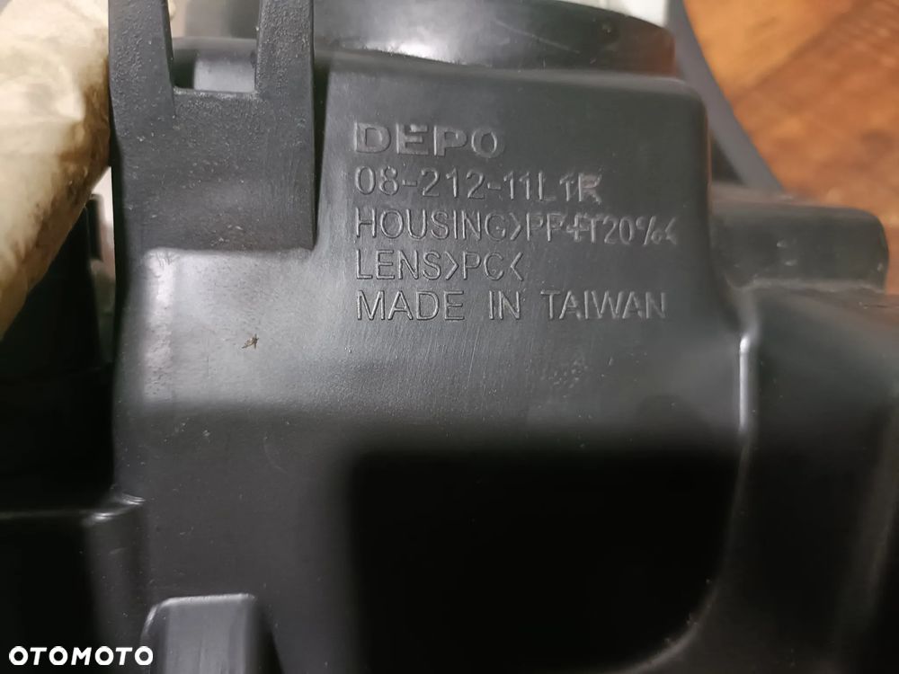 TOYOTA AVENSIS II T25 03-09 LIFT 2007 r. LAMPA PRAWY PRZÓD PP EU - 7