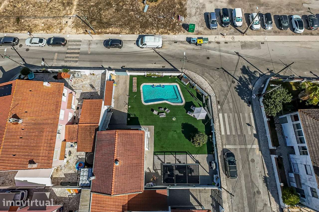 Moradia T3 Totalmente Remodelada com Piscina | Quinta do Conde - Grande imagem: 2/60