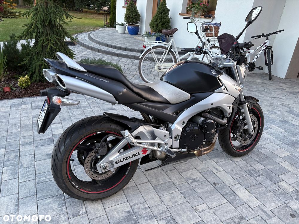 Suzuki GSR - 4