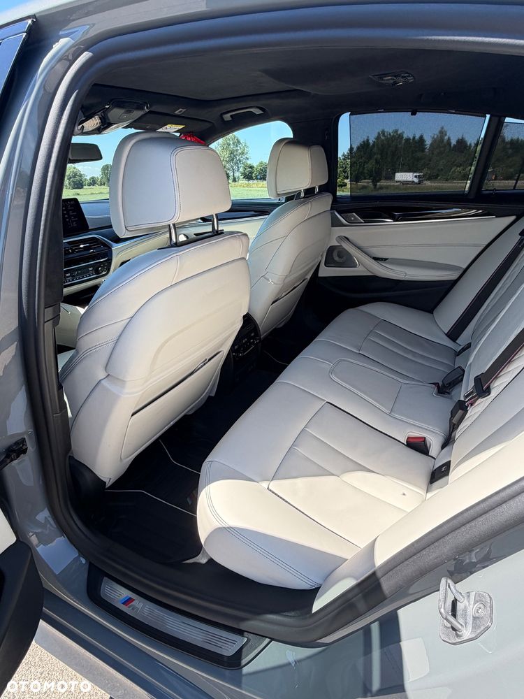 BMW Seria 5 M550i xDrive - 11
