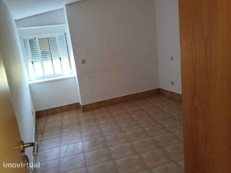 Moradia T4 - garagem e jardim - Grande imagem: 5/11