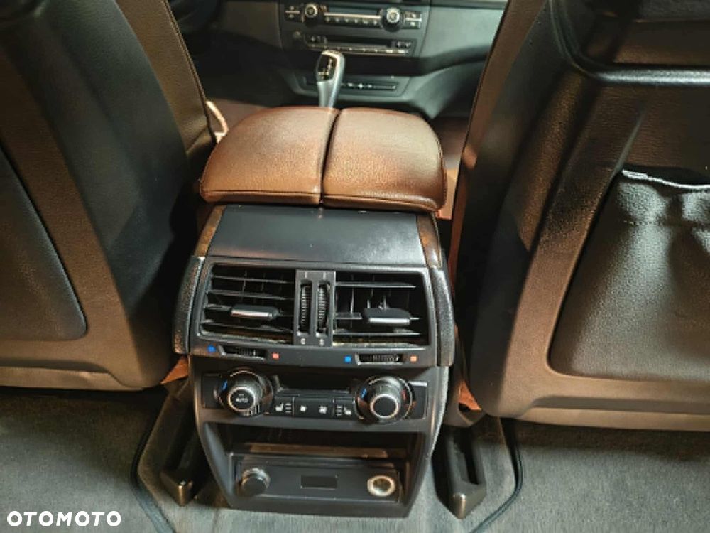 BMW X5 5.0i xDrive - 8