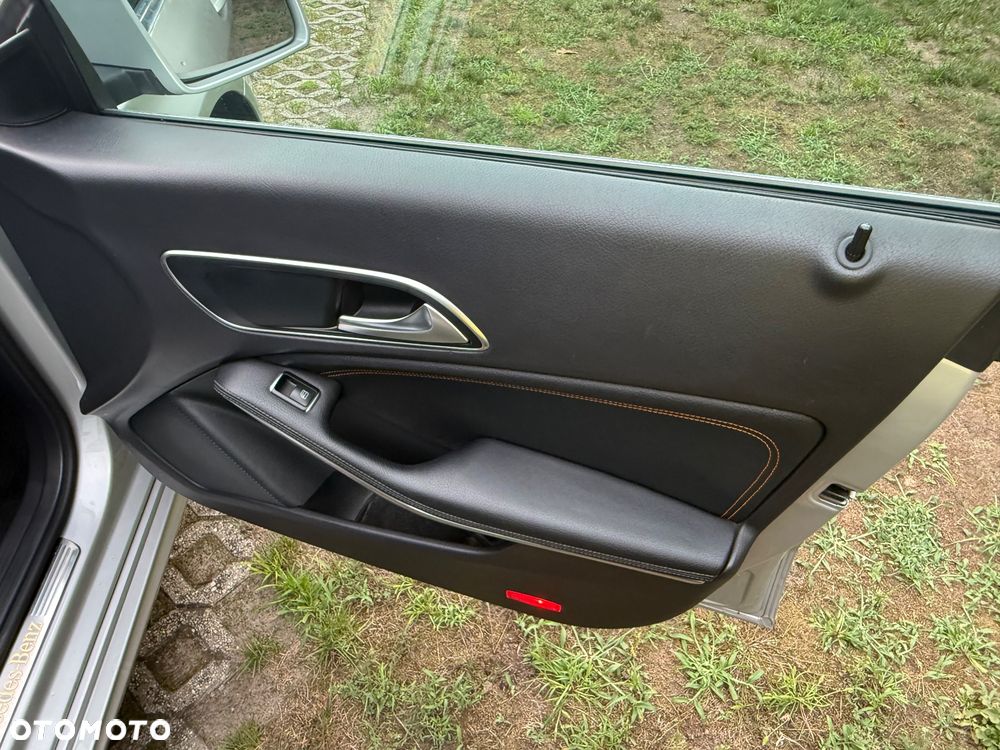 Mercedes-Benz CLA 200 7G-DCT Orange Art Edition - 34