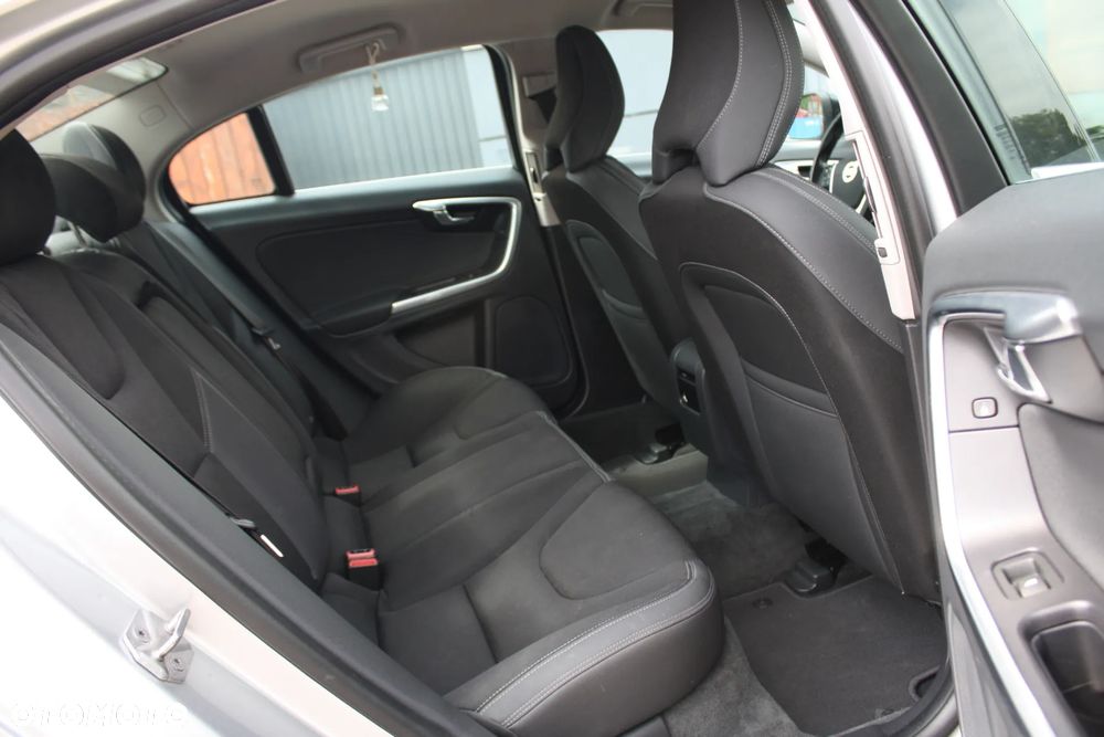 Volvo S60 D3 Geartronic Momentum - 32