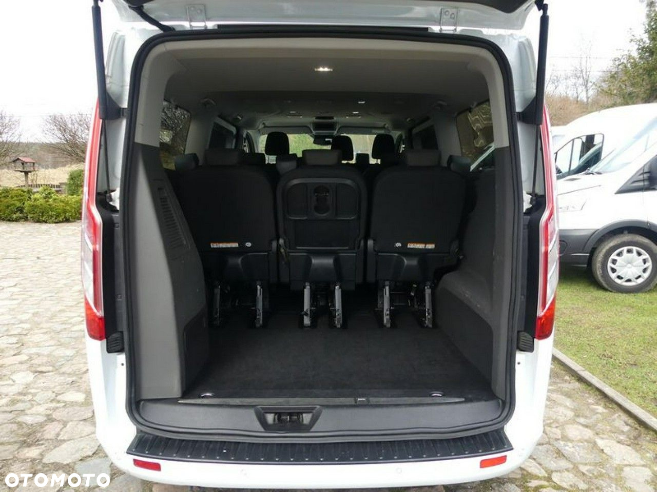 Ford Tourneo Custom - 13