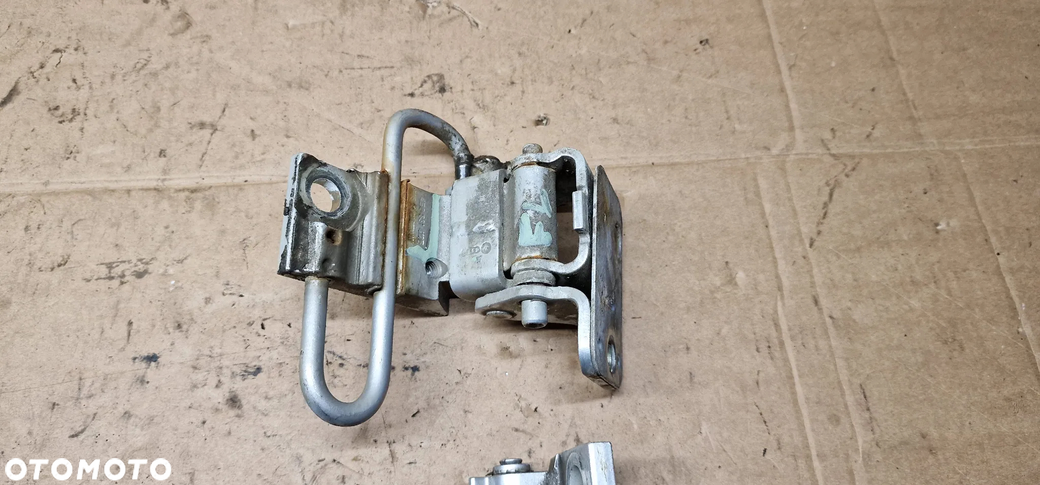 Zawias zawiasy drzwi prawy przód para VW Passat B5 FL 4B0831412B - 4