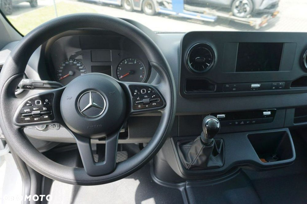 Mercedes-Benz Sprinter - 12