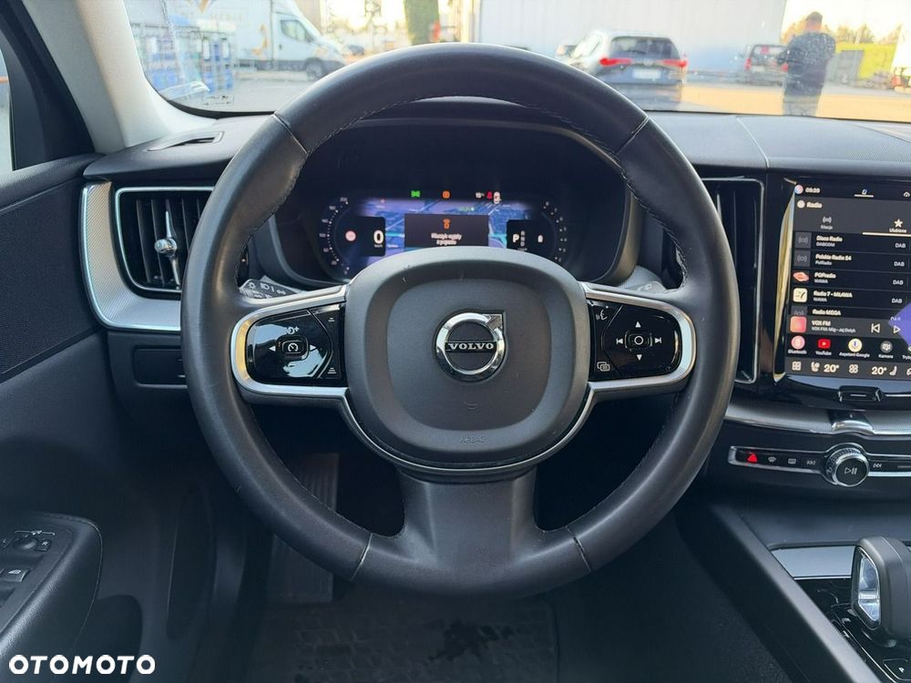 Volvo XC 60 B4 B Plus Dark - 25