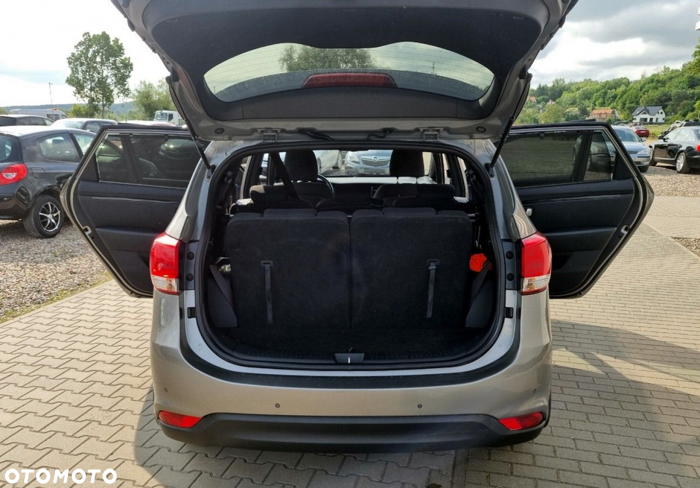 Kia Carens - 7