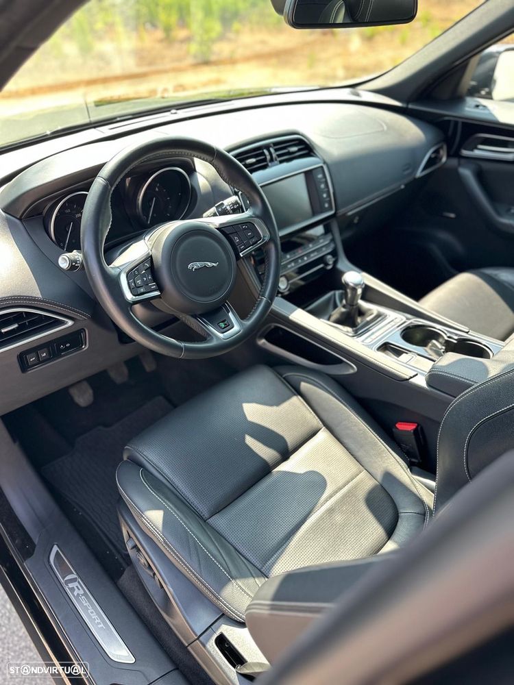 Jaguar F-Pace 2.0 i4D R-Sport - 12