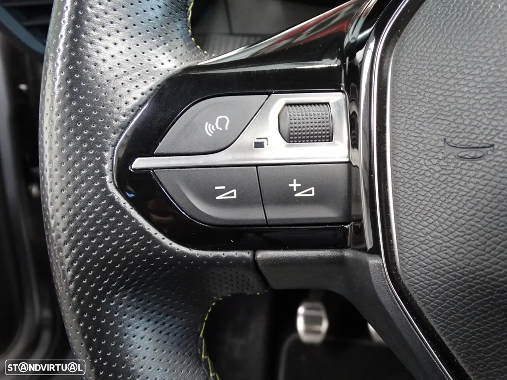Peugeot 2008 1.2 PureTech Allure EAT8 - 14