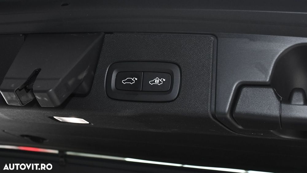 Volvo XC 60 B5 D AWD Ultimate Dark - 19