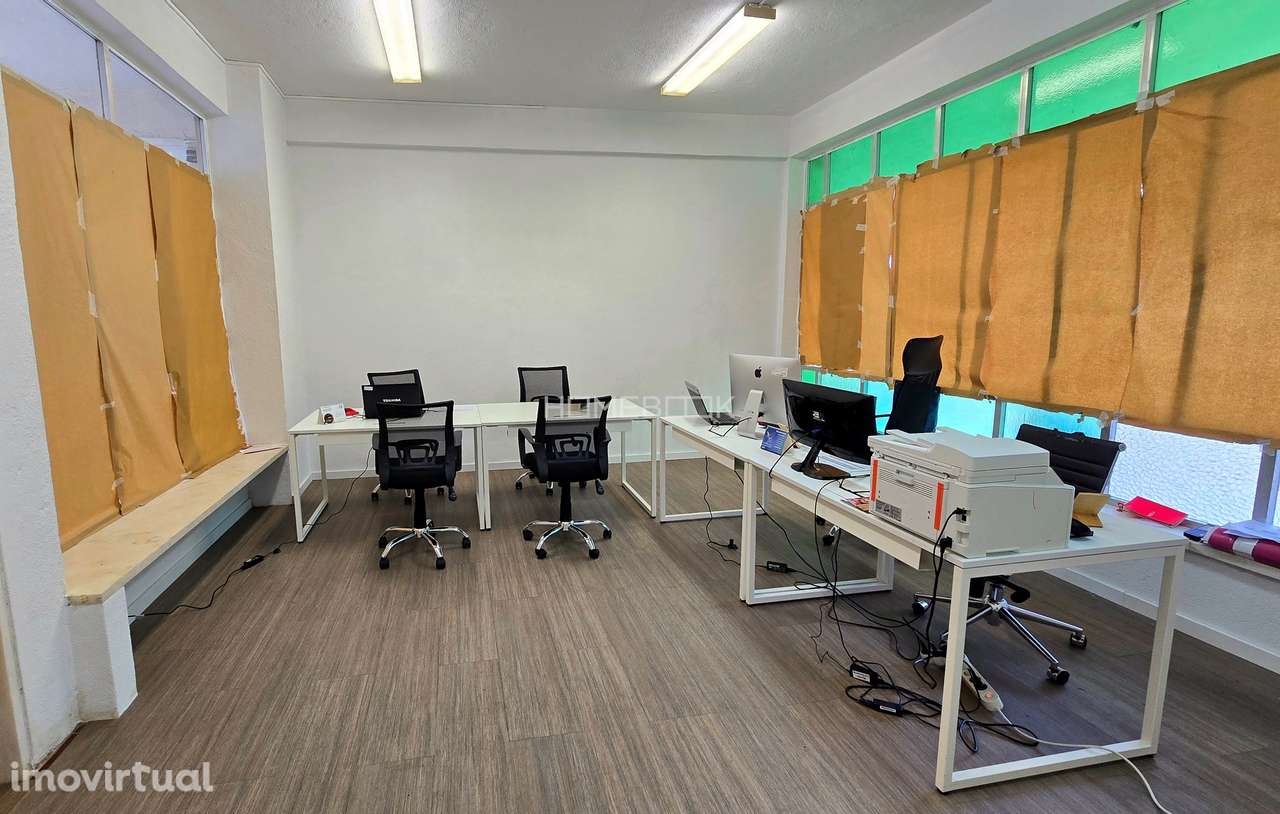 Loja com dois pisos, localizada em frente à Estação da CP da Rinchoa - Grande imagem: 4/11