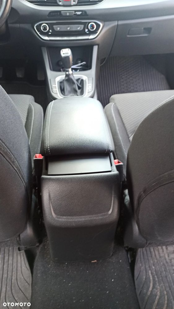 Hyundai i30 1.6 D Comfort - 23