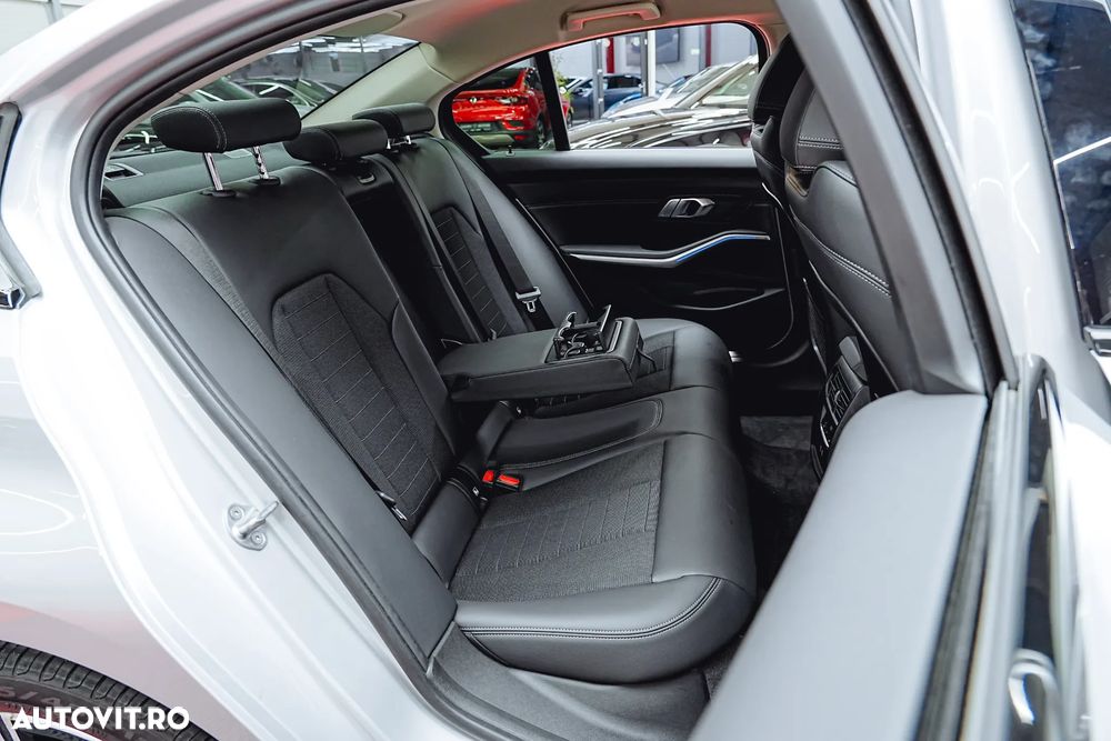 BMW Seria 3 318i Aut. Luxury Line - 24
