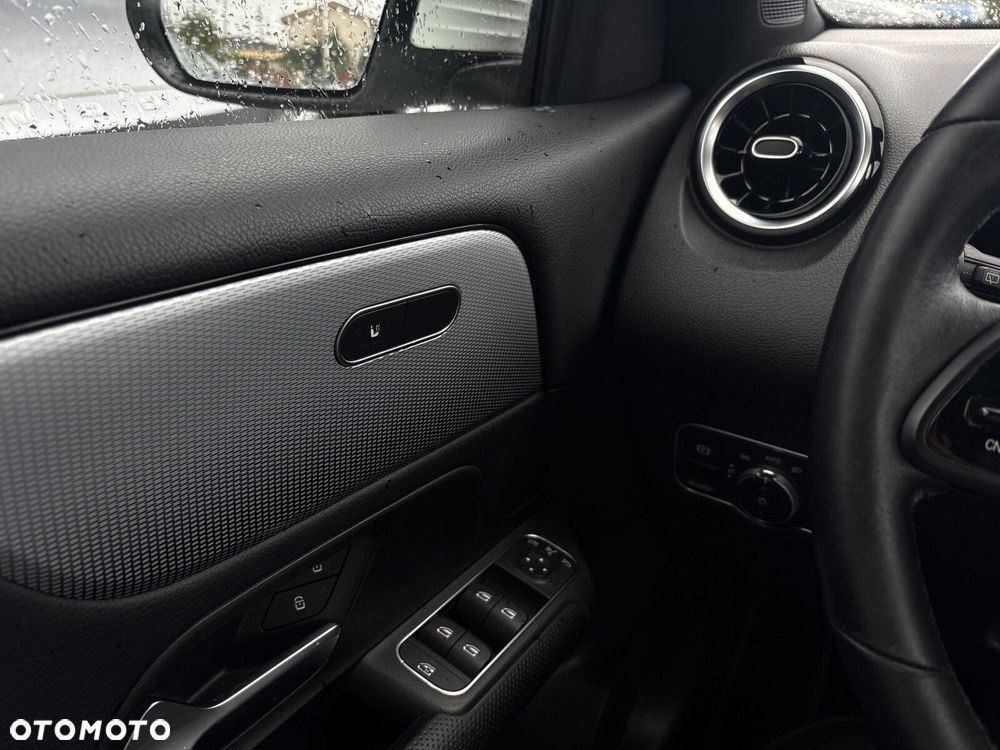 Mercedes-Benz GLB 200 7G-DCT - 11