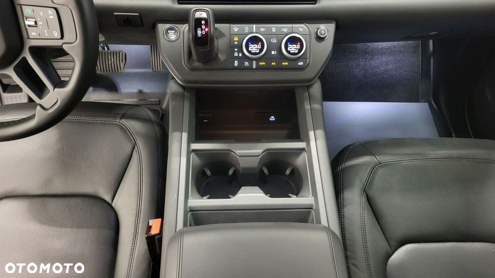 Land Rover Defender - 26