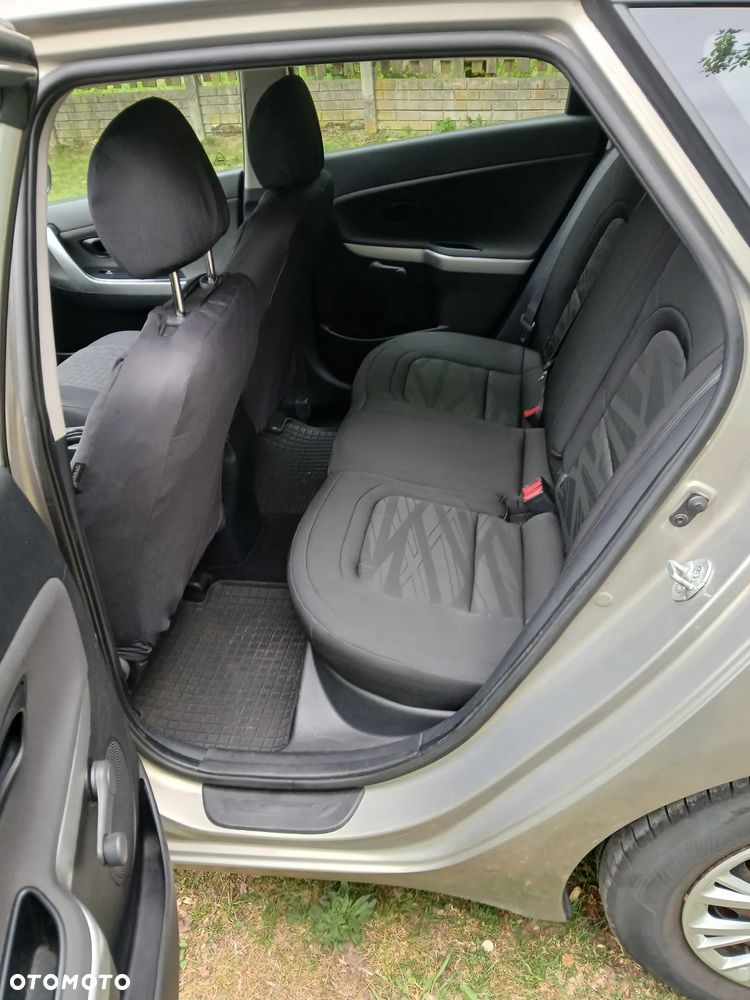 Kia Ceed - 8