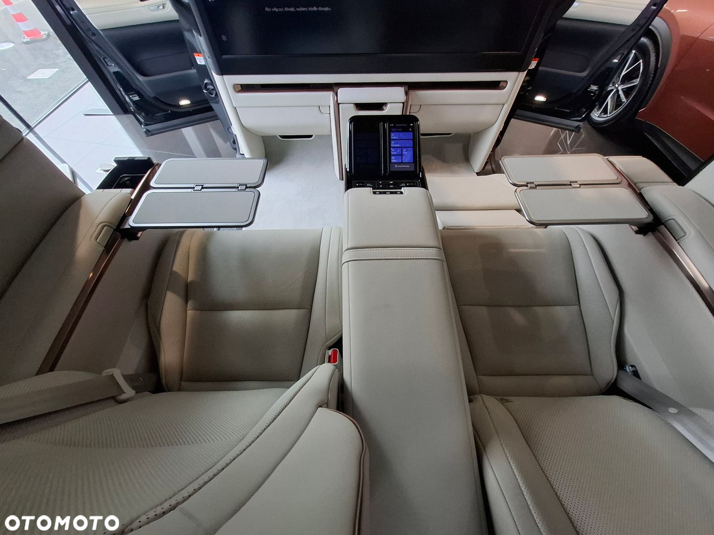 Lexus LM - 20