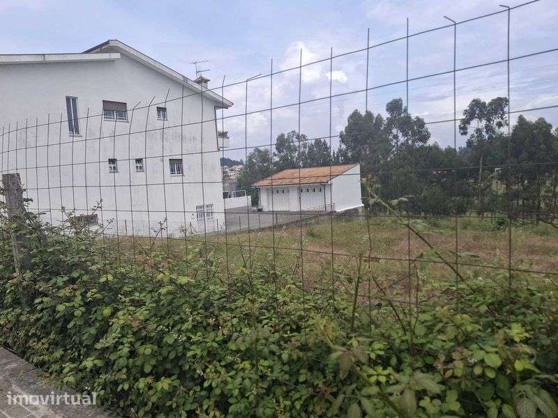 Terreno perto dos Gêmeos Ferreira em Lousada - Grande imagem: 2/5