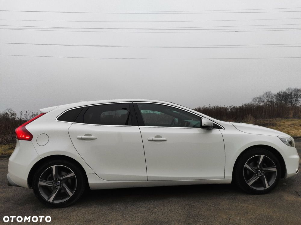 Volvo V40 D2 R-Design - 3