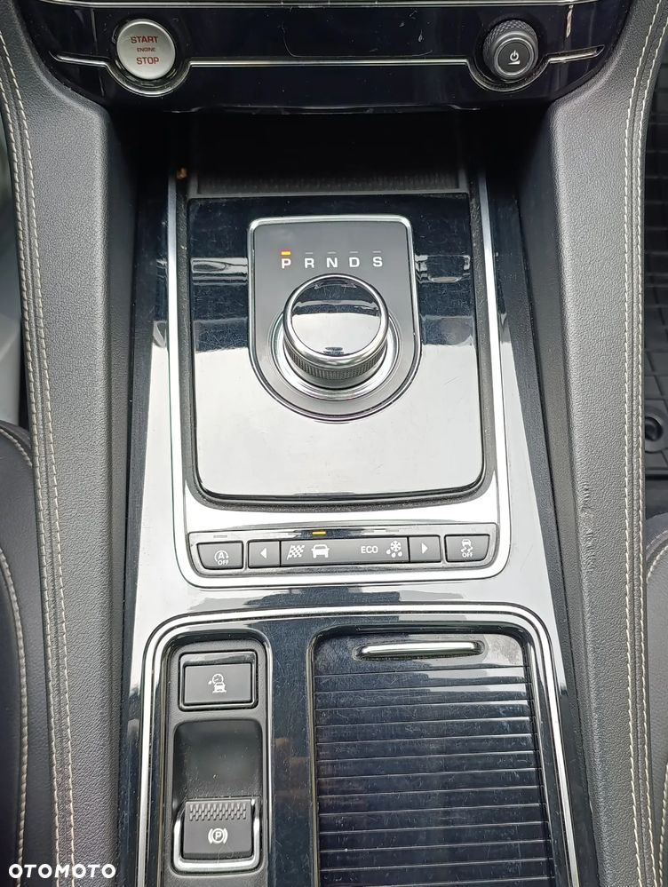 Jaguar F-Pace 25t AWD R-Sport - 11