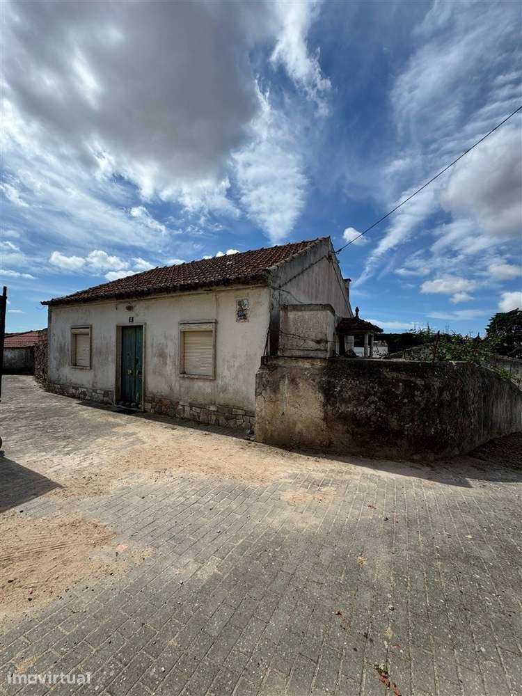 Moradia para Restaurar T2 Venda em Mina de Água,Amadora - Grande imagem: 2/17
