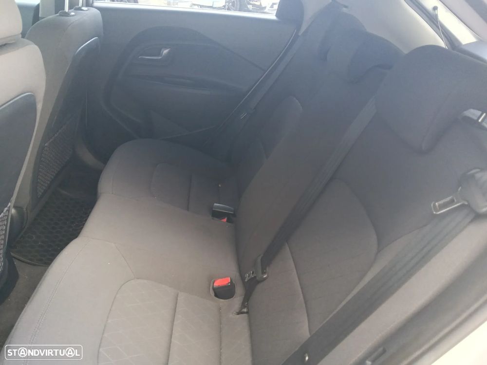 Kia Rio 1.1 CRDi TX AC+VE - 17