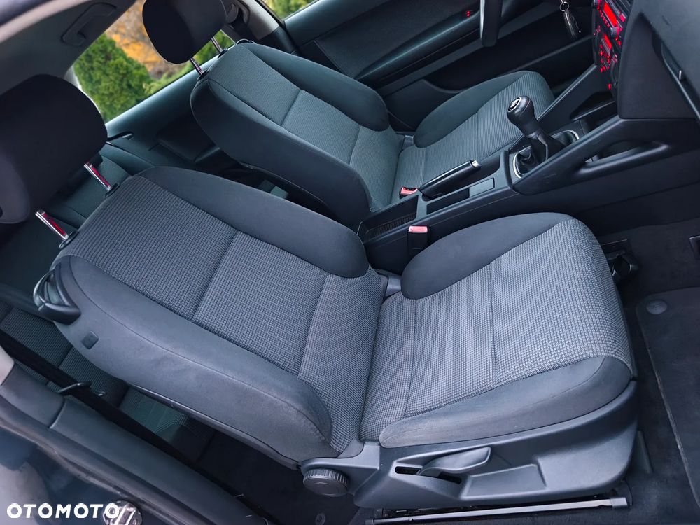 Audi A3 3-drzwiowe 1.6 Attraction - 17