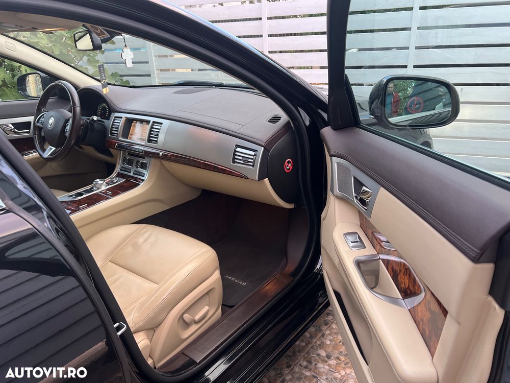 Jaguar XF 2.2D Premium Luxury - 9