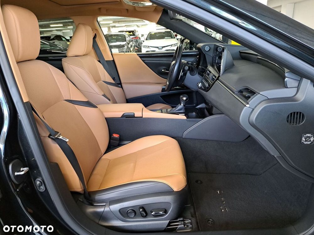 Lexus ES 300h Business Edition - 17
