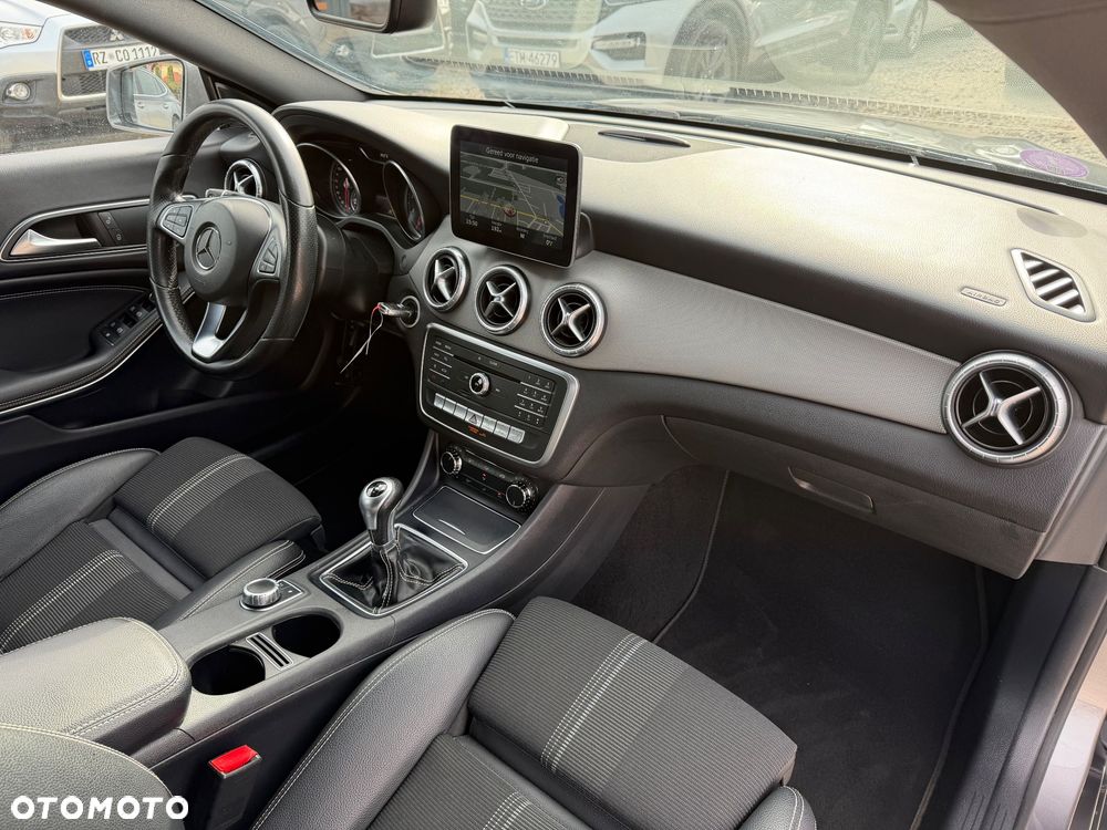 Mercedes-Benz CLA 180 Urban - 38
