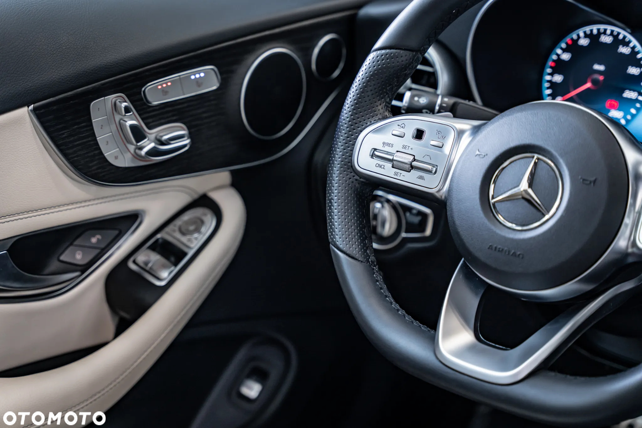 Mercedes-Benz Klasa C 300 9G-TRONIC - 32