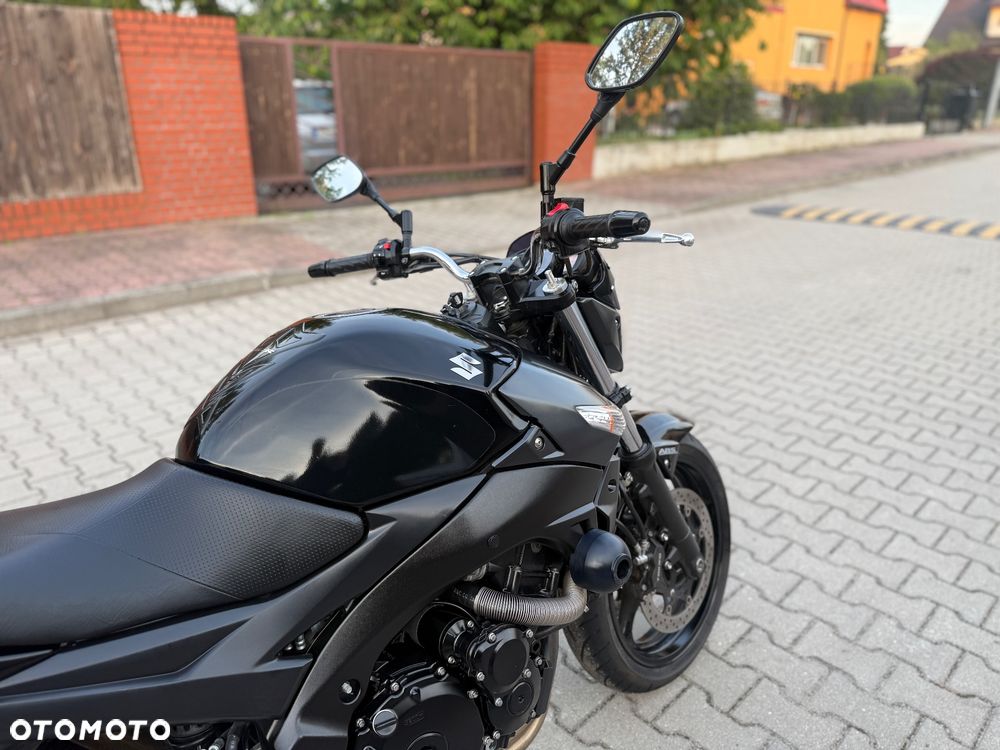 Suzuki GSR - 12