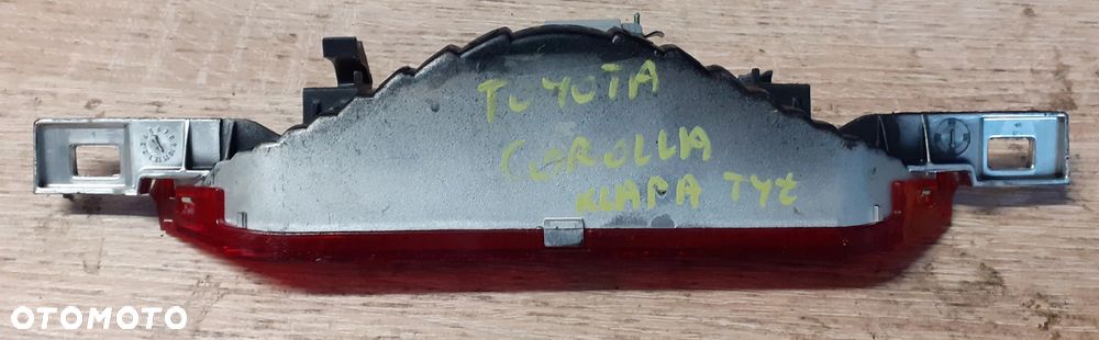 TRZECIE ŚWIATŁO STOP W KLAPIE TOYOTA COROLLA E12 - 2