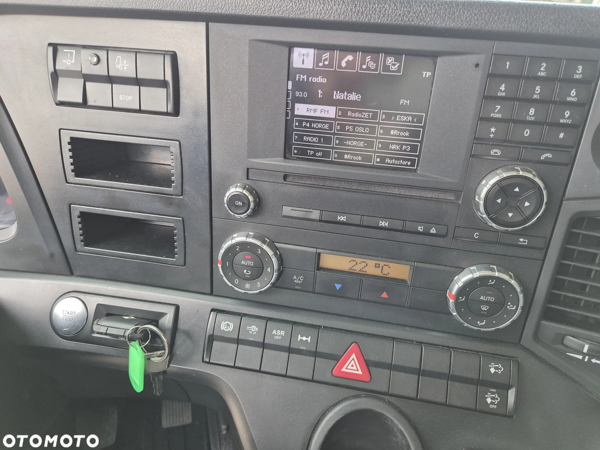 Mercedes-Benz Antos 1830 L / KONTENER / BEZWYPADKOWY / 1WŁ. / SERWISOWANY / WINDA 2000KG / EURO 6 / 18 EP - 31