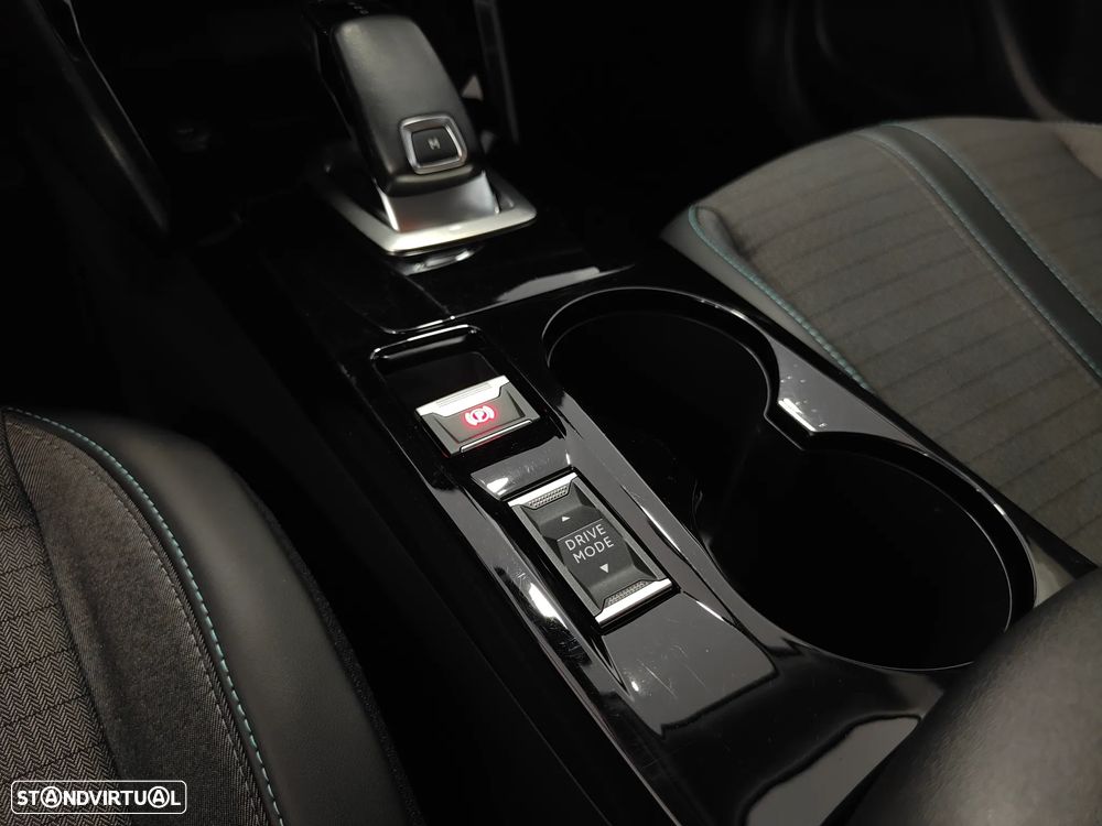 Peugeot 2008 1.2 PureTech Allure EAT8 - 44