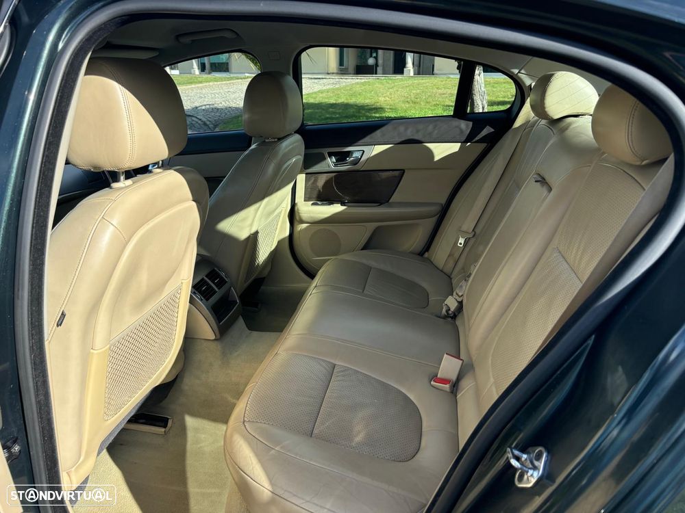 Jaguar XF 2.7 D V6 Premium Luxury - 6
