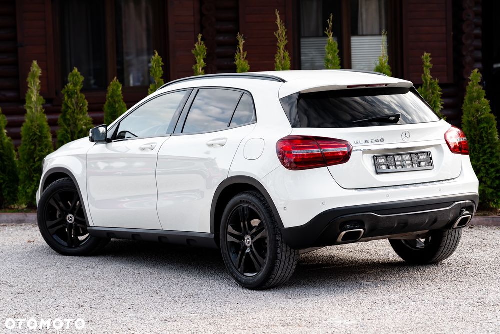 Mercedes-Benz GLA 200 7G-DCT - 10