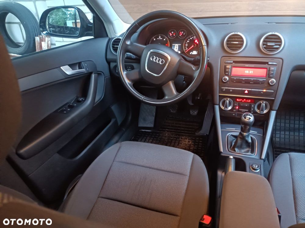 Audi A3 Sportback 1.6 TDI DPF Ambiente - 24