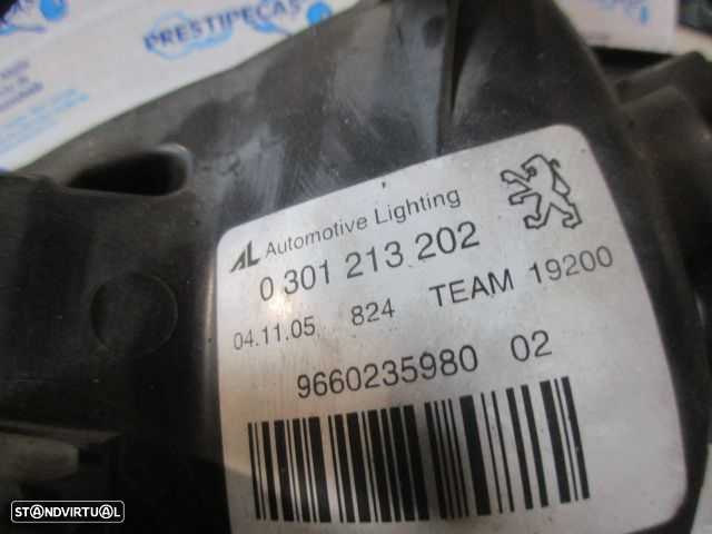 Farol 966023598002 PEUGEOT 407 2005 2.0HDI 136CV 4P CINZA  DRT H7 + H1 ORIGINAL AL Apoios Danificados - 7