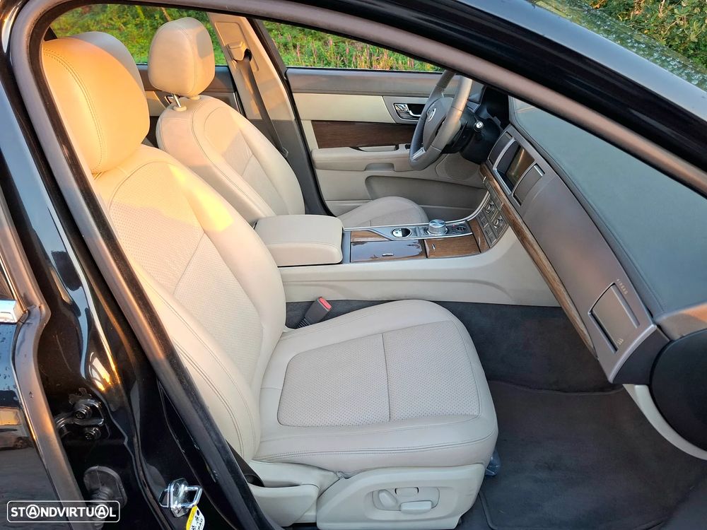 Jaguar XF 2.7 D V6 Premium Luxury - 28